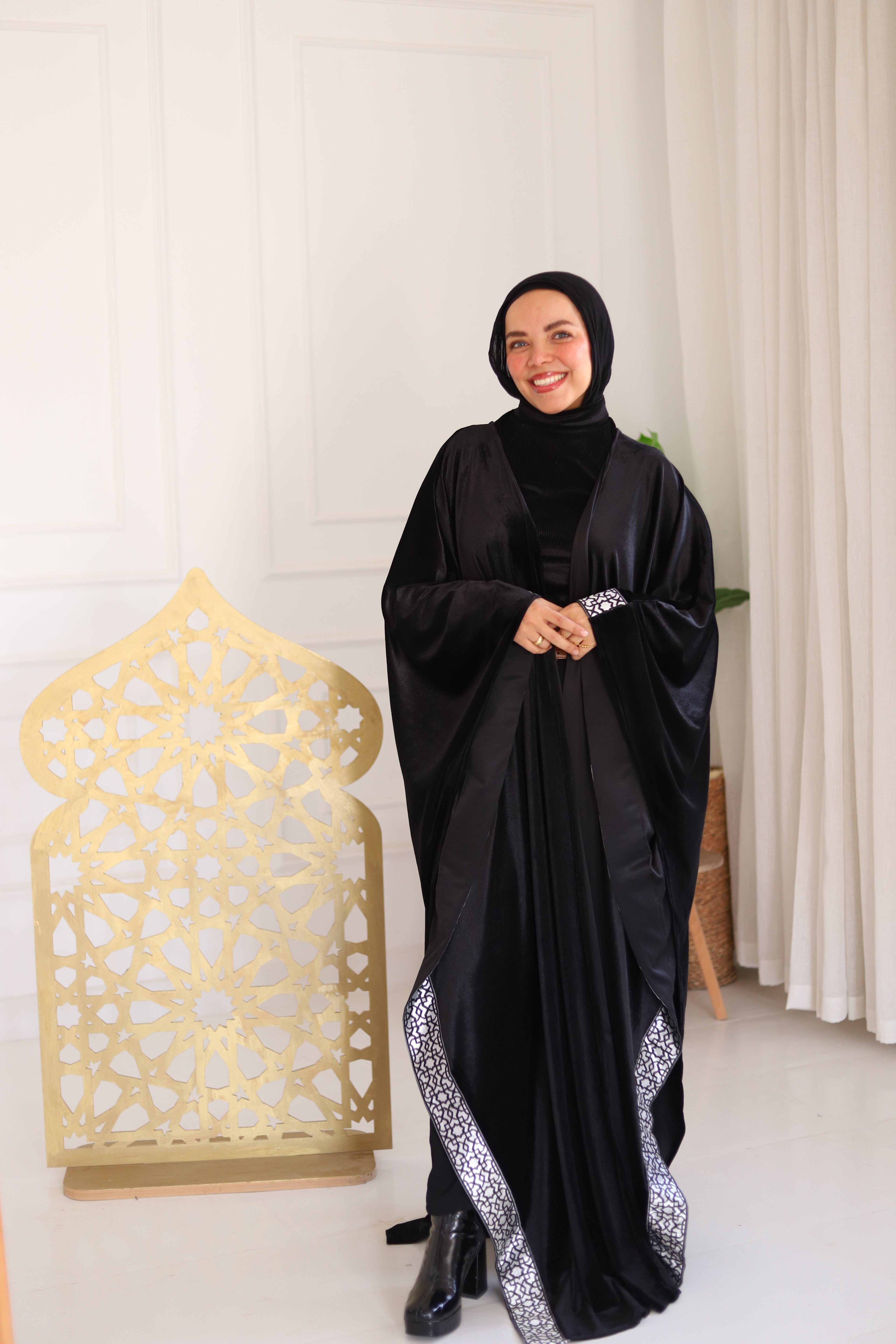 ضيّ القمر (Dhay Al-Qamar) – Moonlight kaftan in black