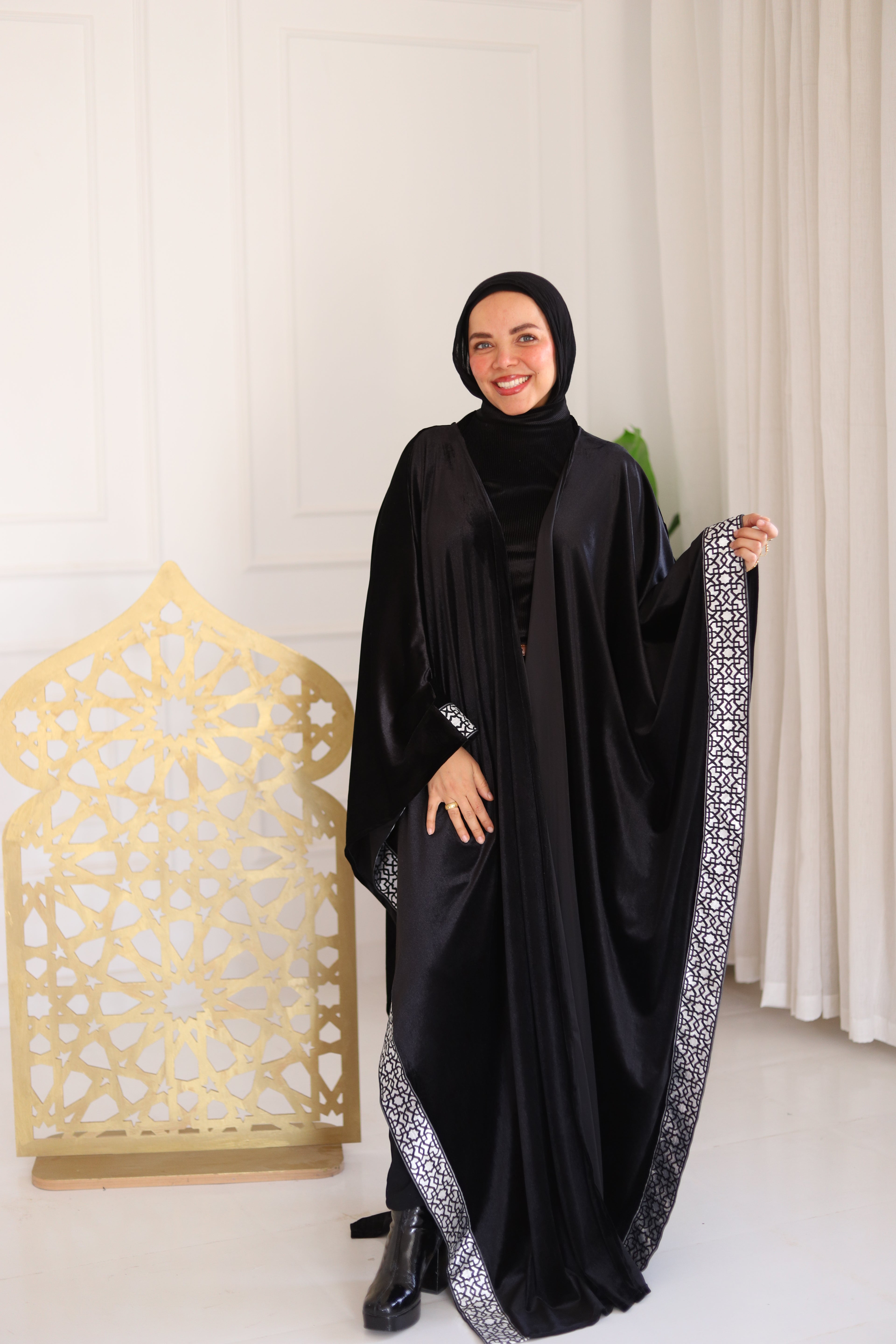 ضيّ القمر (Dhay Al-Qamar) – Moonlight kaftan in black