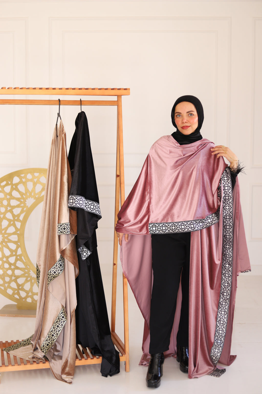 ضيّ القمر (Dhay Al-Qamar) – Moonlight in pink