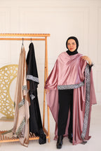 ضيّ القمر (Dhay Al-Qamar) – Moonlight in pink