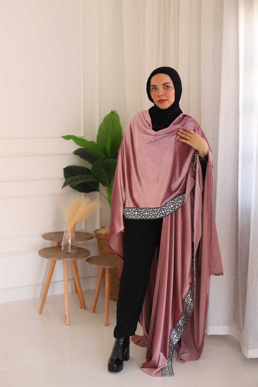 ضيّ القمر (Dhay Al-Qamar) – Moonlight in pink