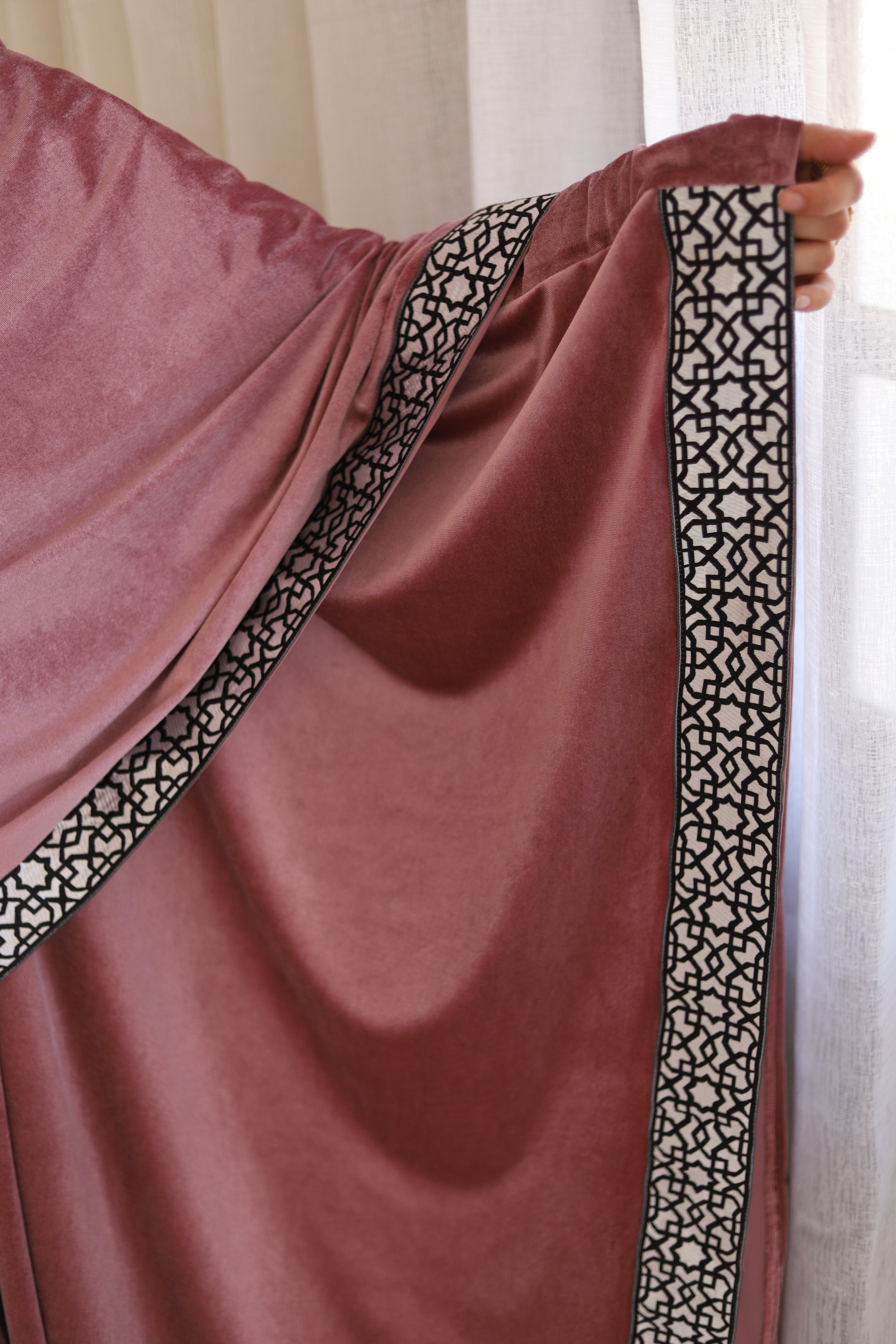 ضيّ القمر (Dhay Al-Qamar) – Moonlight in pink