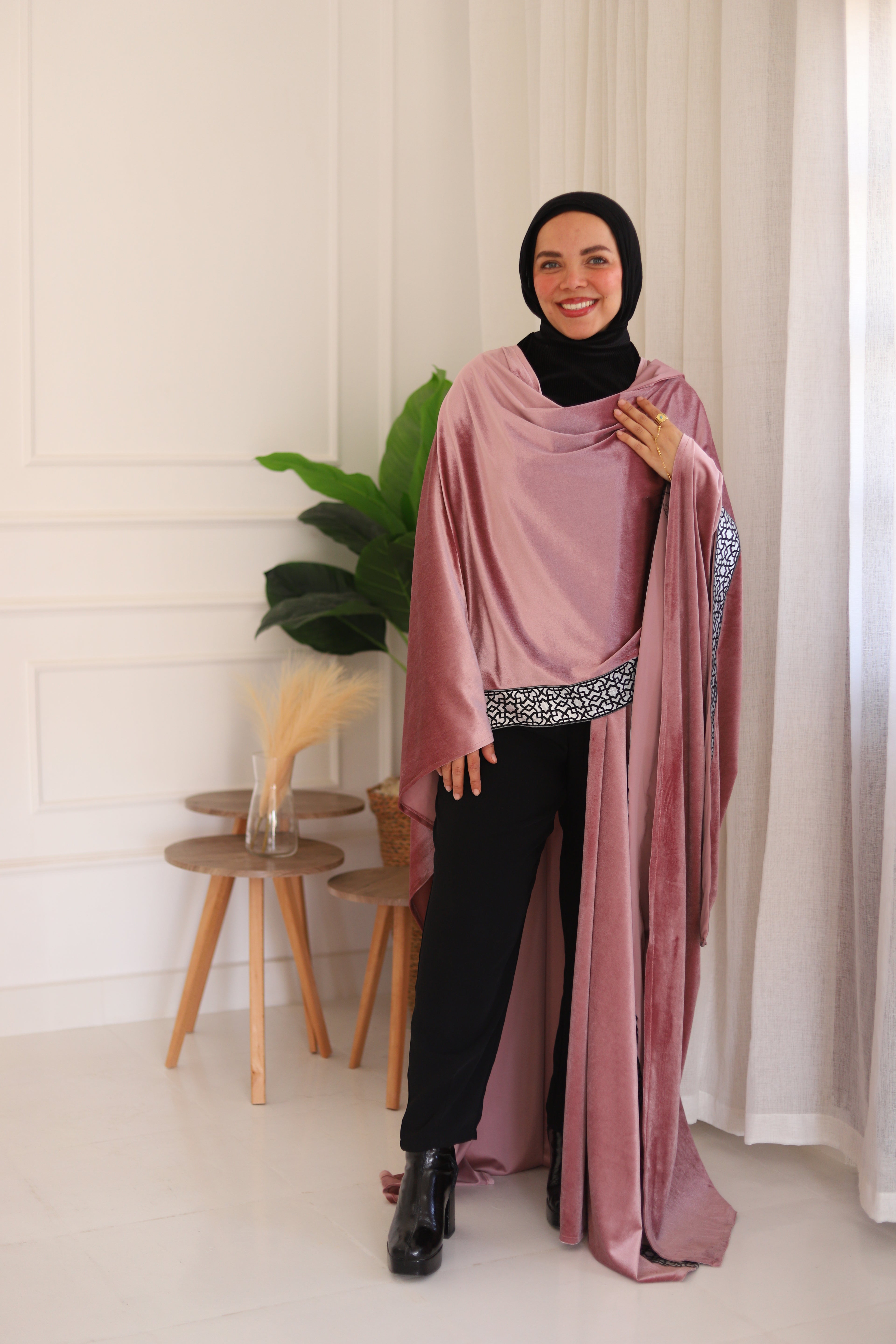 ضيّ القمر (Dhay Al-Qamar) – Moonlight in pink