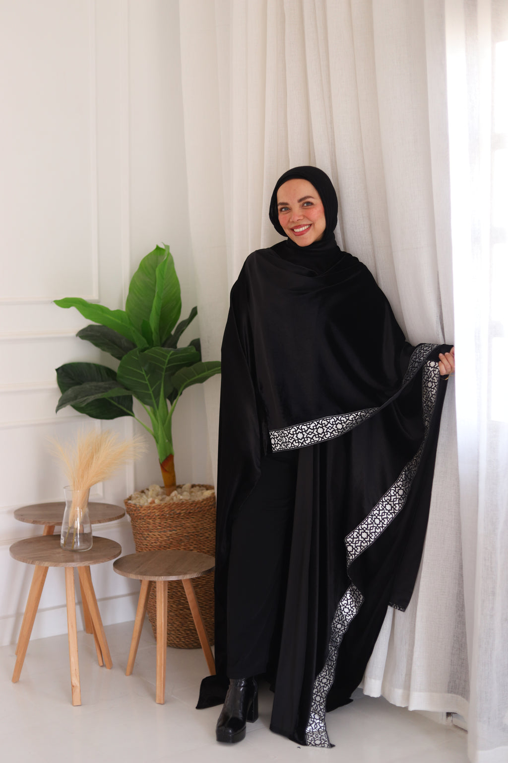 ضيّ القمر (Dhay Al-Qamar) – Moonlight kaftan in black