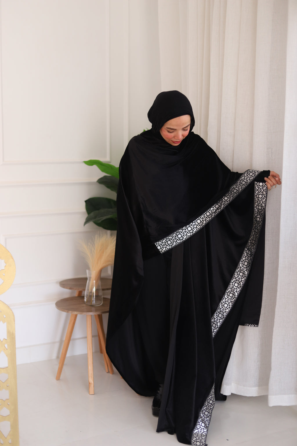 ضيّ القمر (Dhay Al-Qamar) – Moonlight kaftan in black