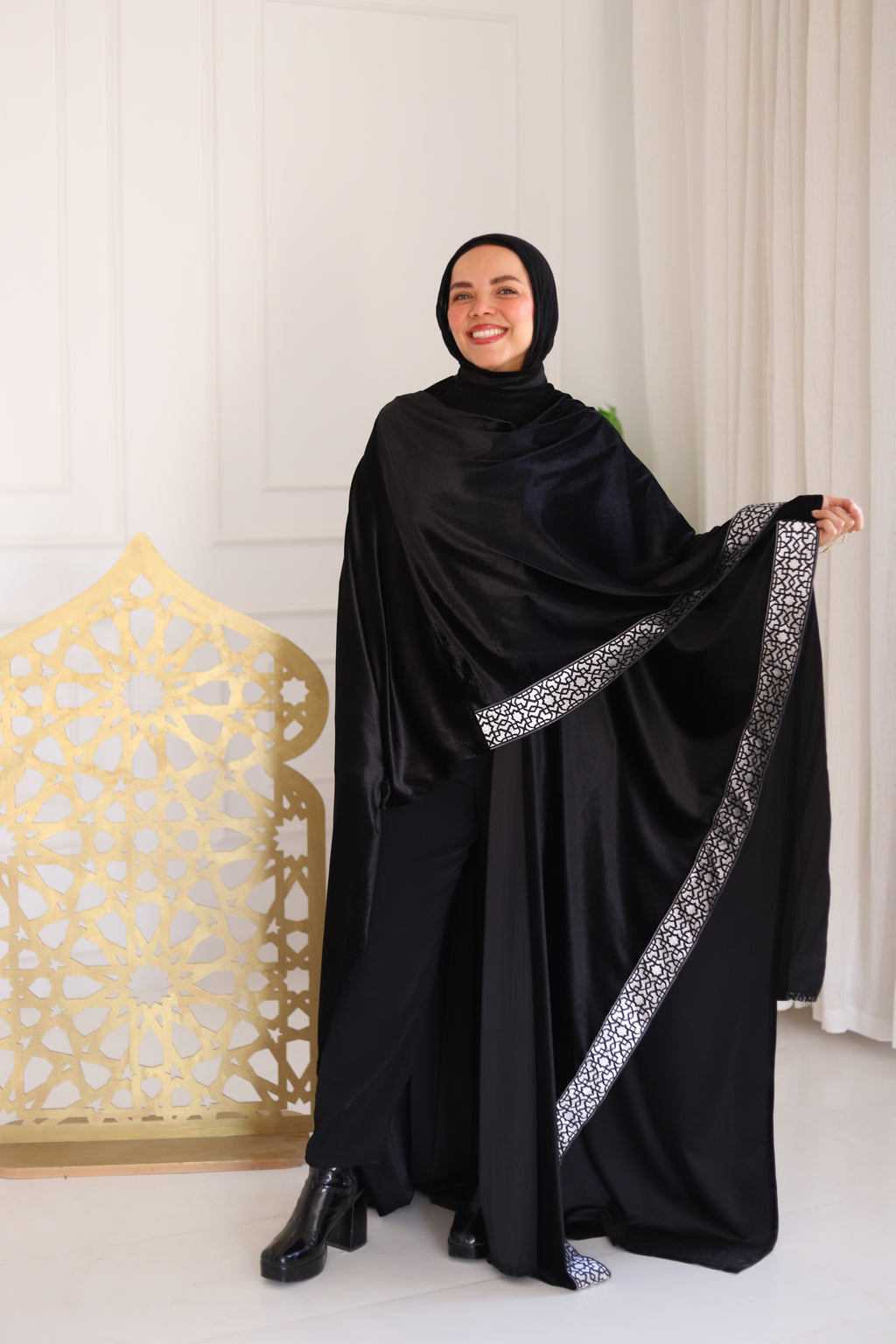 ضيّ القمر (Dhay Al-Qamar) – Moonlight kaftan in black