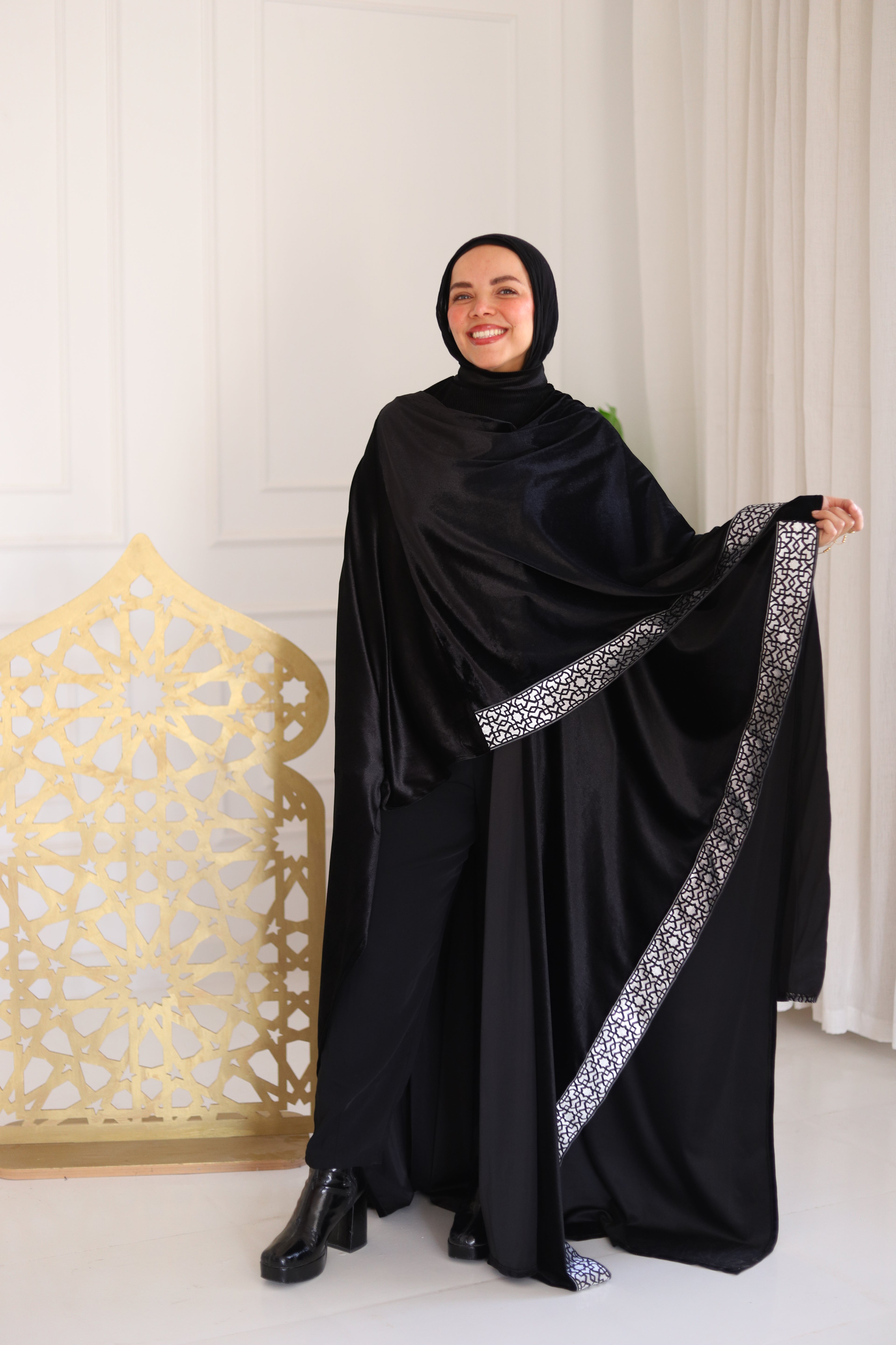 ضيّ القمر (Dhay Al-Qamar) – Moonlight kaftan in black