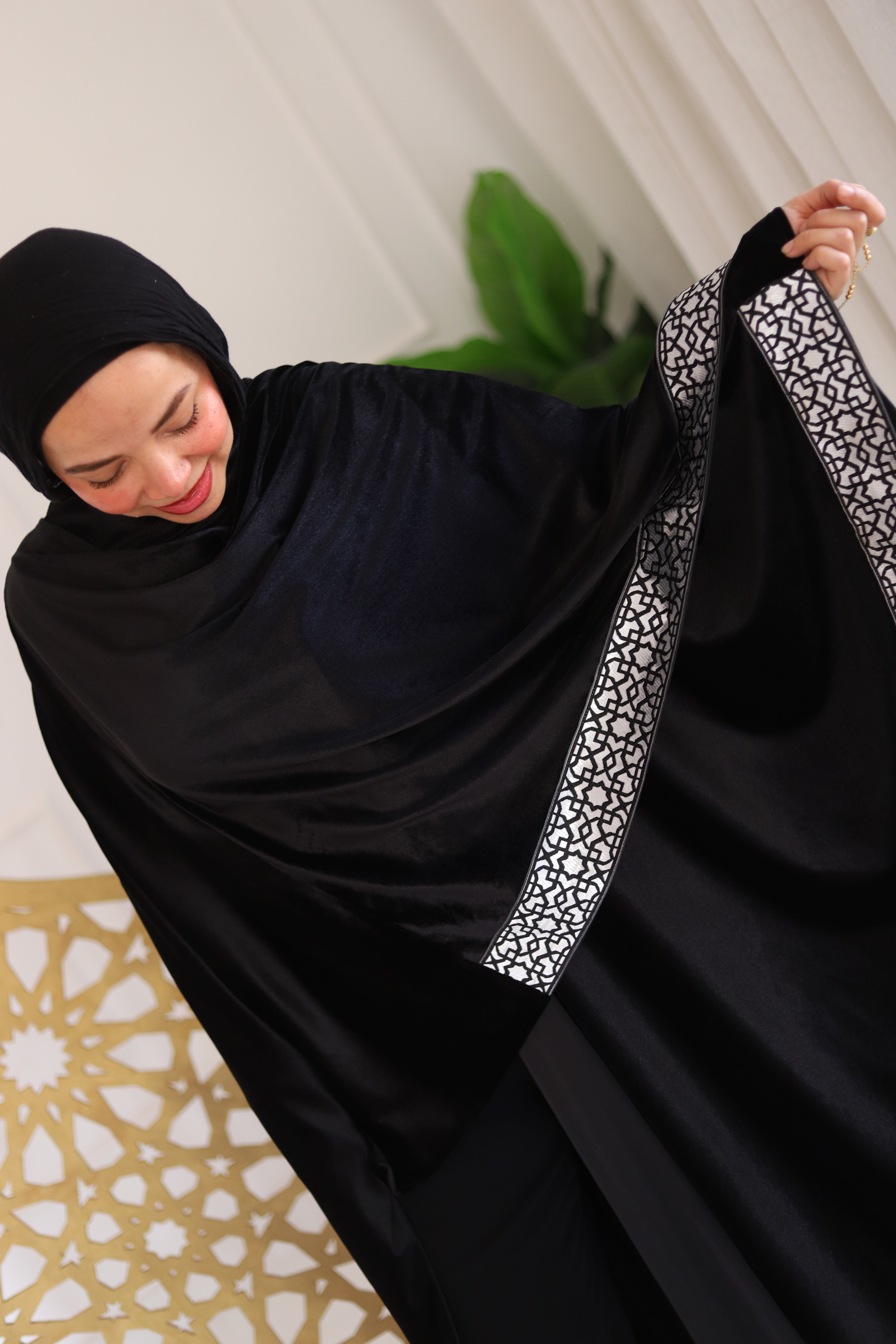 ضيّ القمر (Dhay Al-Qamar) – Moonlight kaftan in black